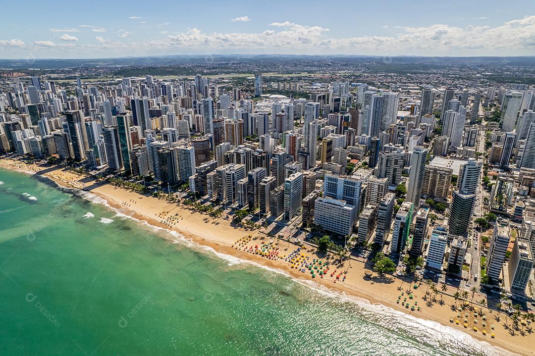 Vista aérea da praia de Boa Viagem em Recife, capital de Pernambuco, Brasil.