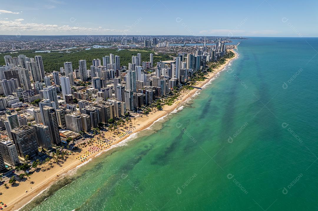 Vista aérea da praia de Boa Viagem em Recife, capital de Pernambuco, Brasil.
