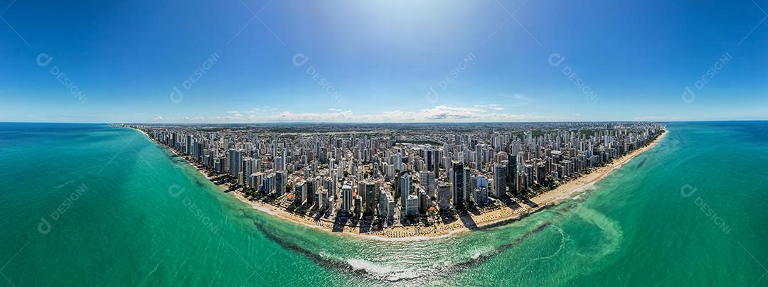 Vista panorâmica aérea da praia de Boa Viagem em Recife, capital de Pernambuco, Brasil.