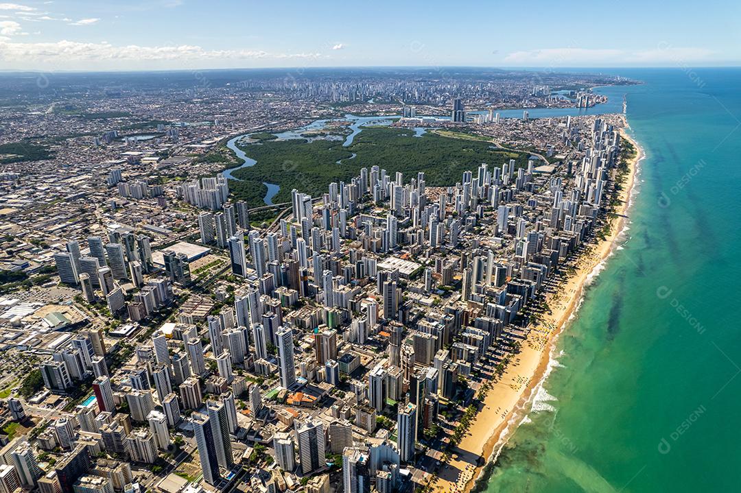 Vista aérea da praia de Boa Viagem em Recife, capital de Pernambuco, Brasil.