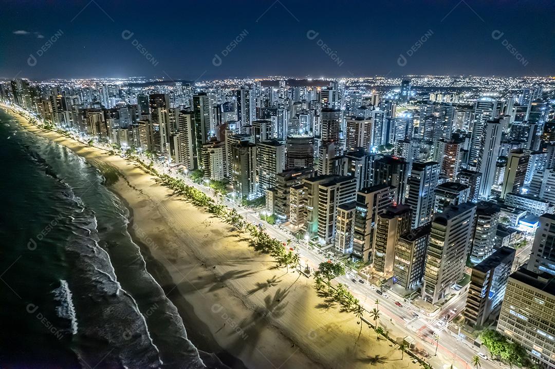 Vista aérea da praia Boa Viagem em Recife, capital de Pernambuco, Brasil à noite.