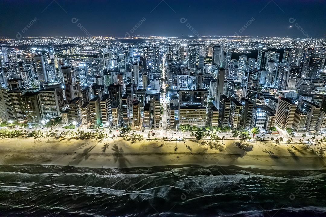 Vista aérea da praia Boa Viagem em Recife, capital de Pernambuco, Brasil à noite.