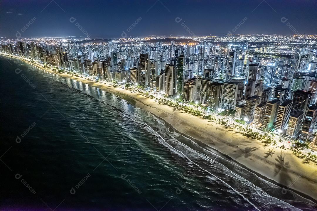 Vista aérea da praia Boa Viagem em Recife, capital de Pernambuco, Brasil à noite.