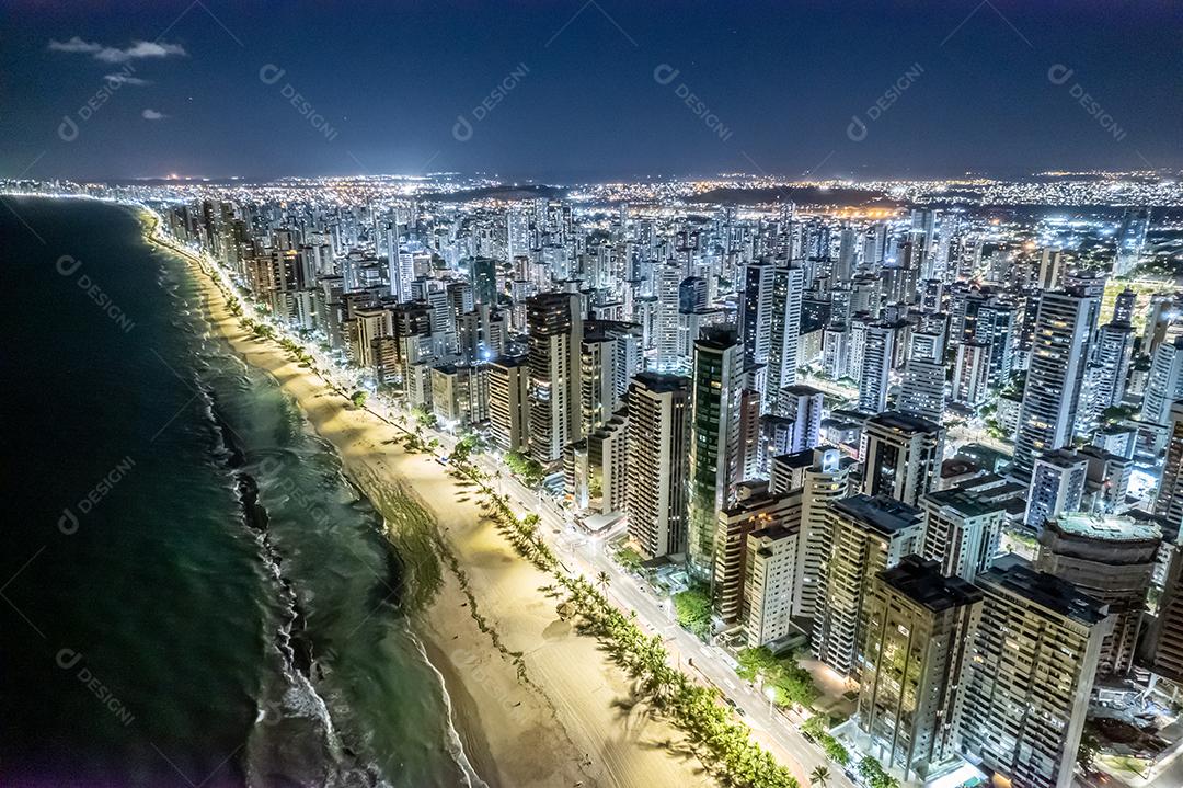 Vista aérea da praia Boa Viagem em Recife, capital de Pernambuco, Brasil à noite.