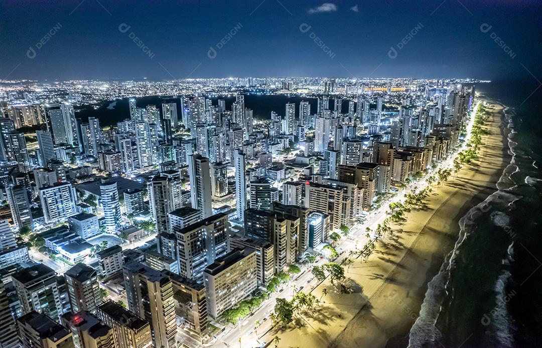 Vista aérea da praia Boa Viagem em Recife, capital de Pernambuco, Brasil à noite.