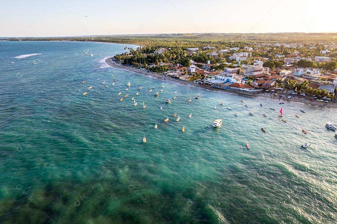 Vista aérea das praias de Porto de Galinhas, Pernambuco, Brasil. Piscinas naturais. Viagem de férias fantástica