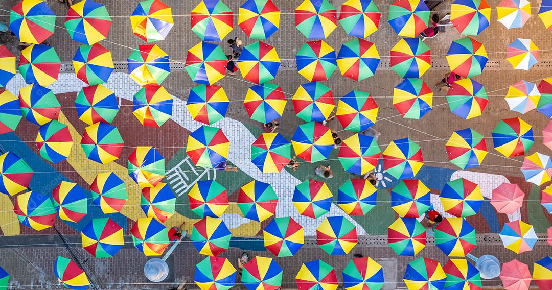 Vista aérea em Porto de Galinhas, Pernambuco, Brasil. Guarda-chuvas famosos na rua. Viagem de férias fantástica.