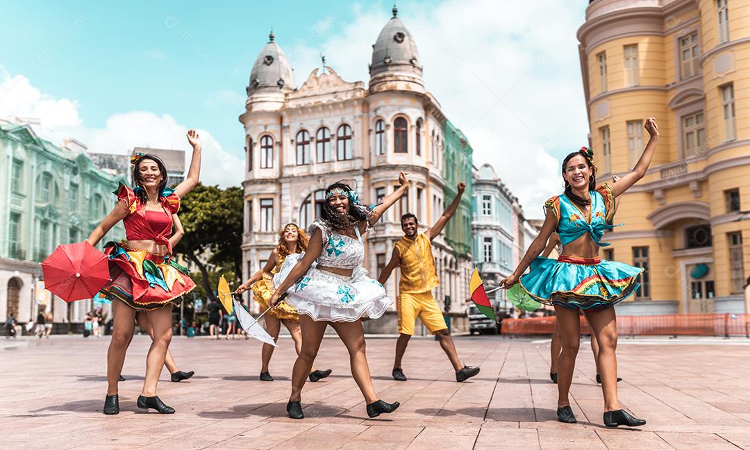Dançarinos de frevo no carnaval de rua em Recife, Pernambuco, Brasil.