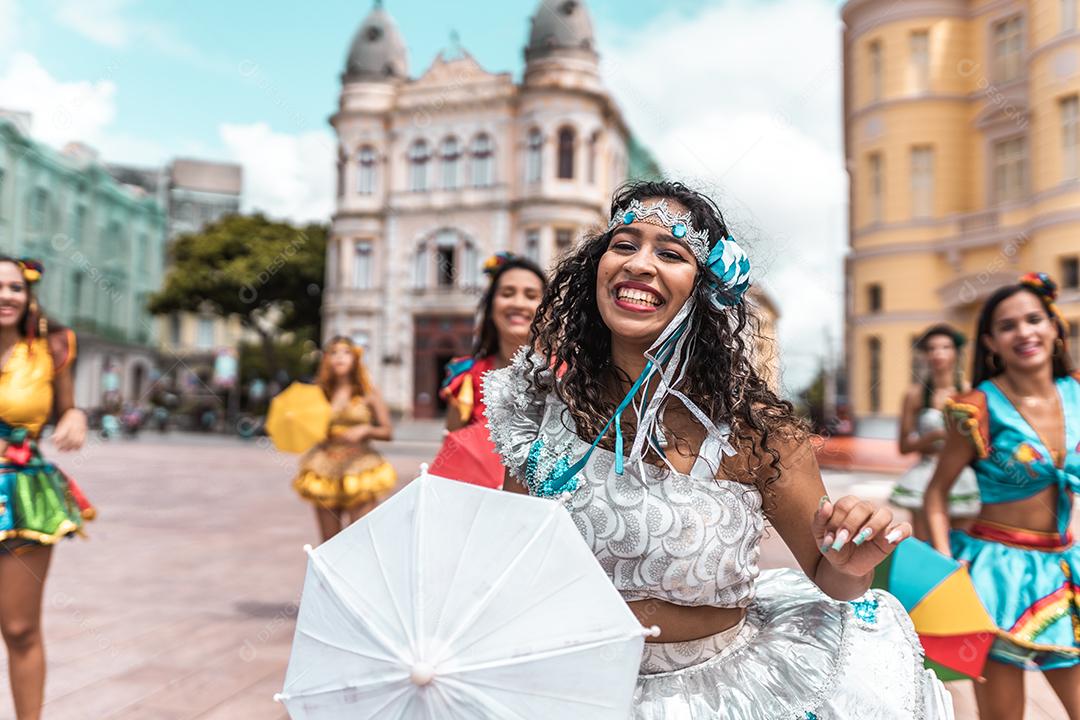 Dançarinos de frevo no carnaval de rua em Recife, Pernambuco, Brasil.