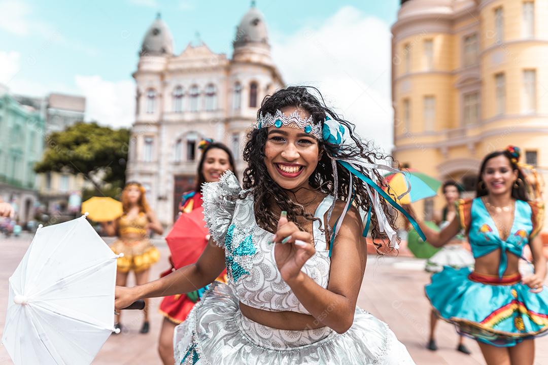 Dançarinos de frevo no carnaval de rua em Recife, Pernambuco, Brasil.