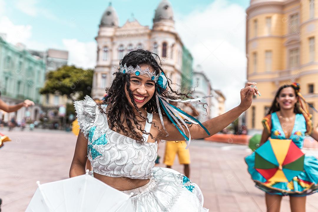 Dançarinos de frevo no carnaval de rua em Recife, Pernambuco, Brasil.