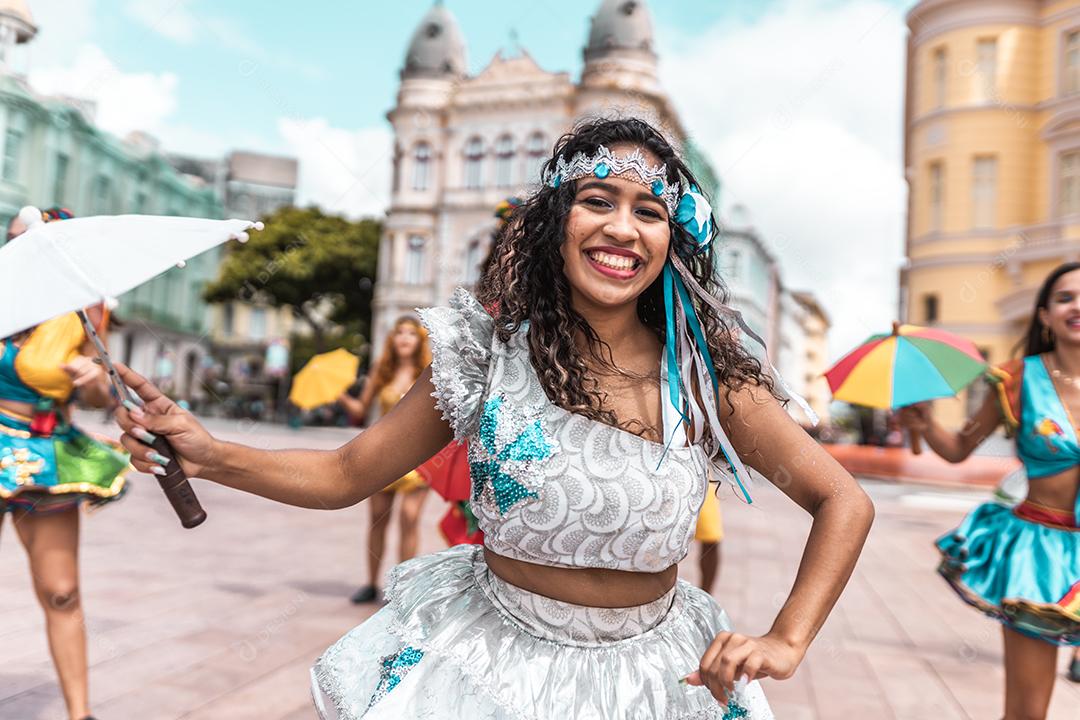 Dançarinos de frevo no carnaval de rua em Recife, Pernambuco, Brasil.
