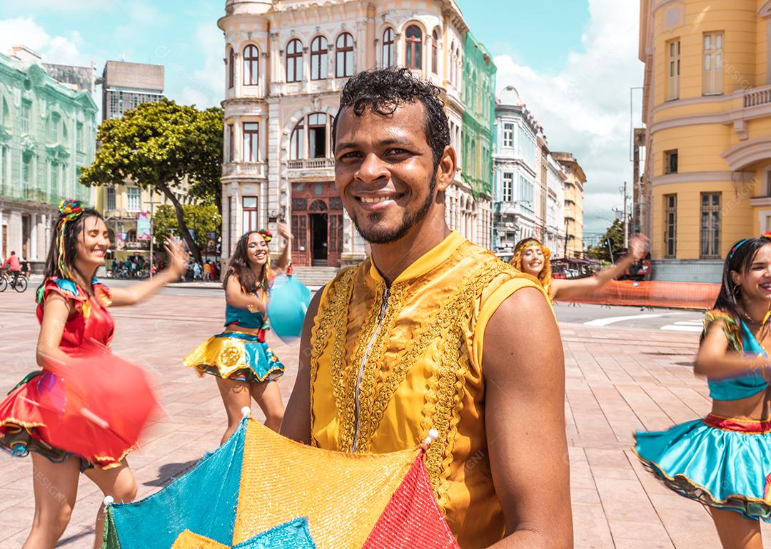 Dançarinos de frevo no carnaval de rua em Recife, Pernambuco, Brasil.