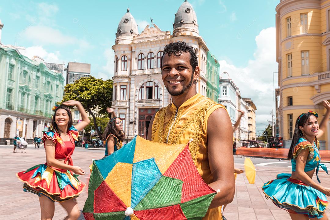 Dançarinos de frevo no carnaval de rua em Recife, Pernambuco, Brasil.