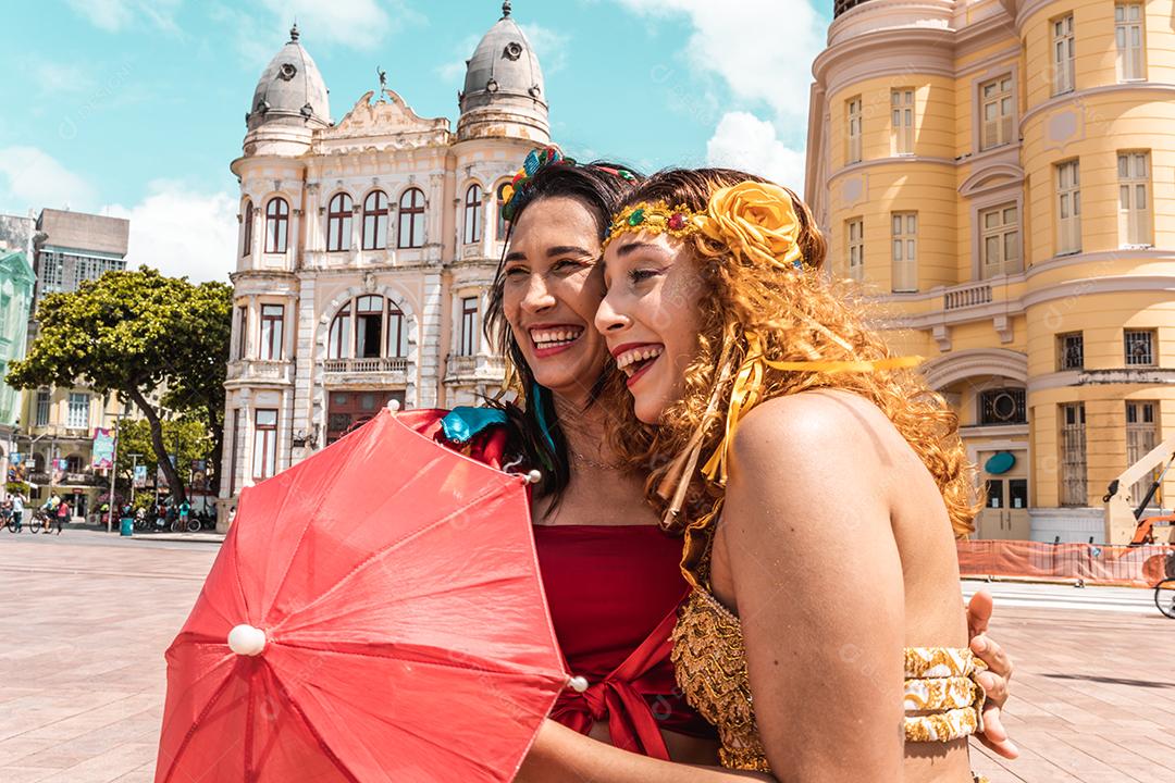 Dançarinos de frevo no carnaval de rua em Recife, Pernambuco, Brasil.