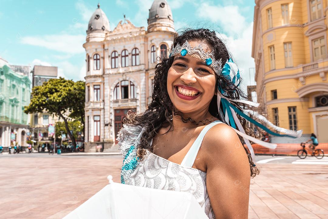 Dançarinos de frevo no carnaval de rua em Recife, Pernambuco, Brasil.