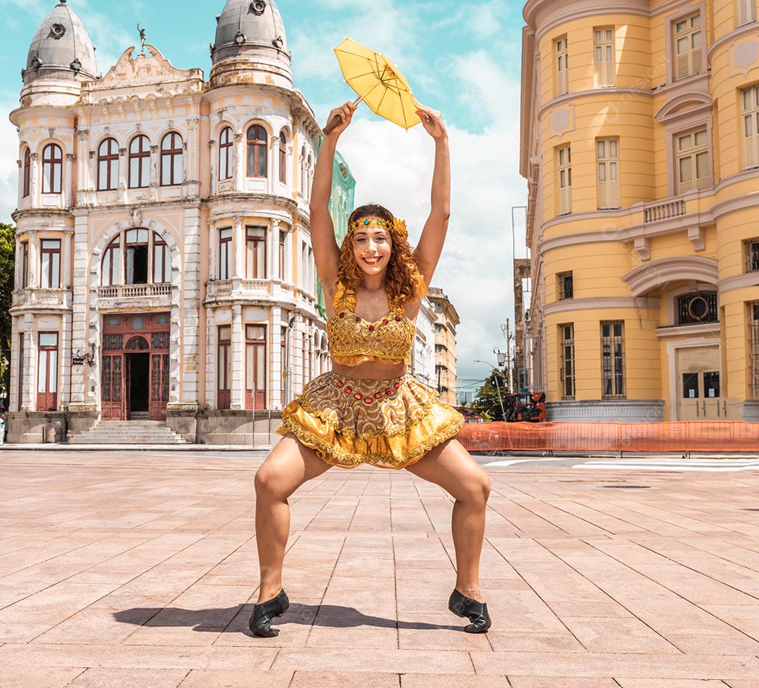 Dançarinos de frevo no carnaval de rua em Recife, Pernambuco, Brasil.