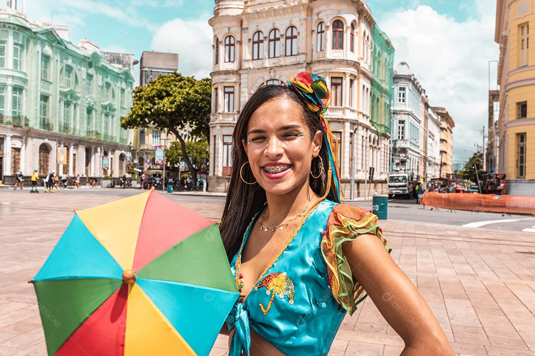 Dançarinos de frevo no carnaval de rua em Recife, Pernambuco, Brasil.
