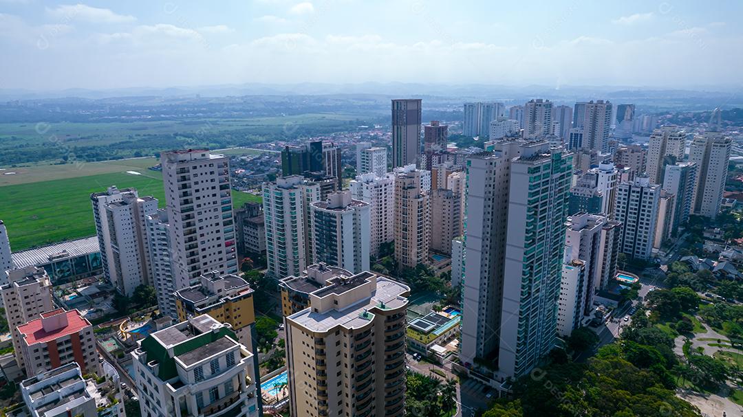 Vista aérea de São José dos Campos, São Paulo, Brasil. Praça Ulysses Guimaraes. Com prédios residenciais ao fundo.