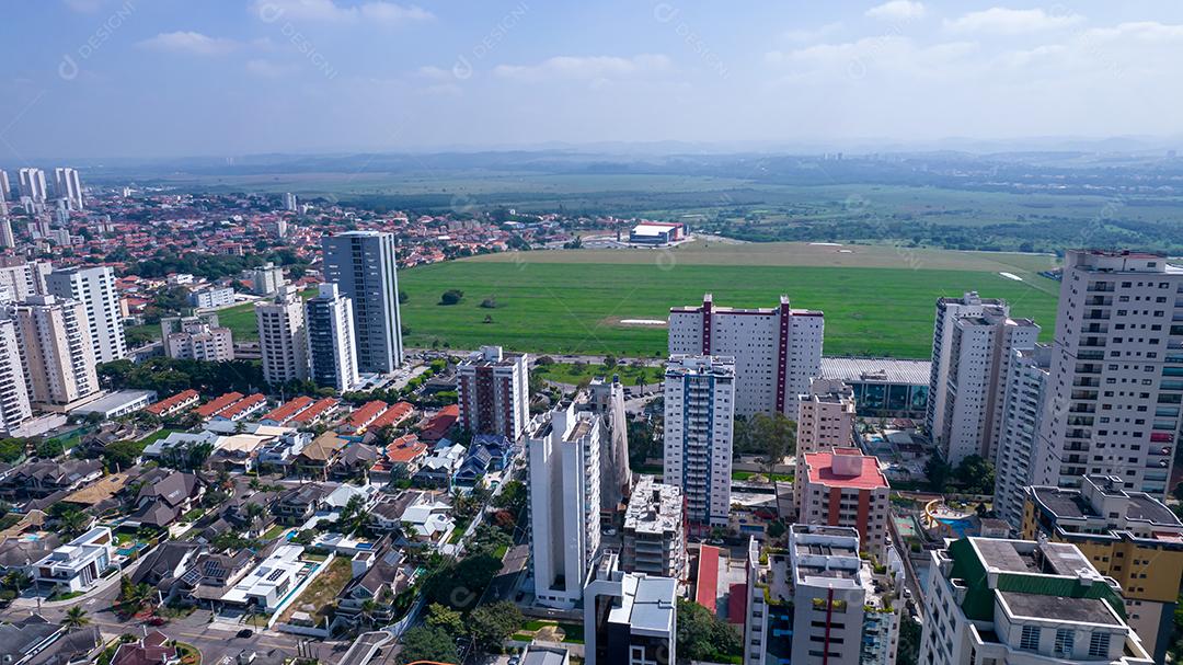 Vista aérea de São José dos Campos, São Paulo, Brasil. Praça Ulysses Guimaraes. Com prédios residenciais ao fundo.