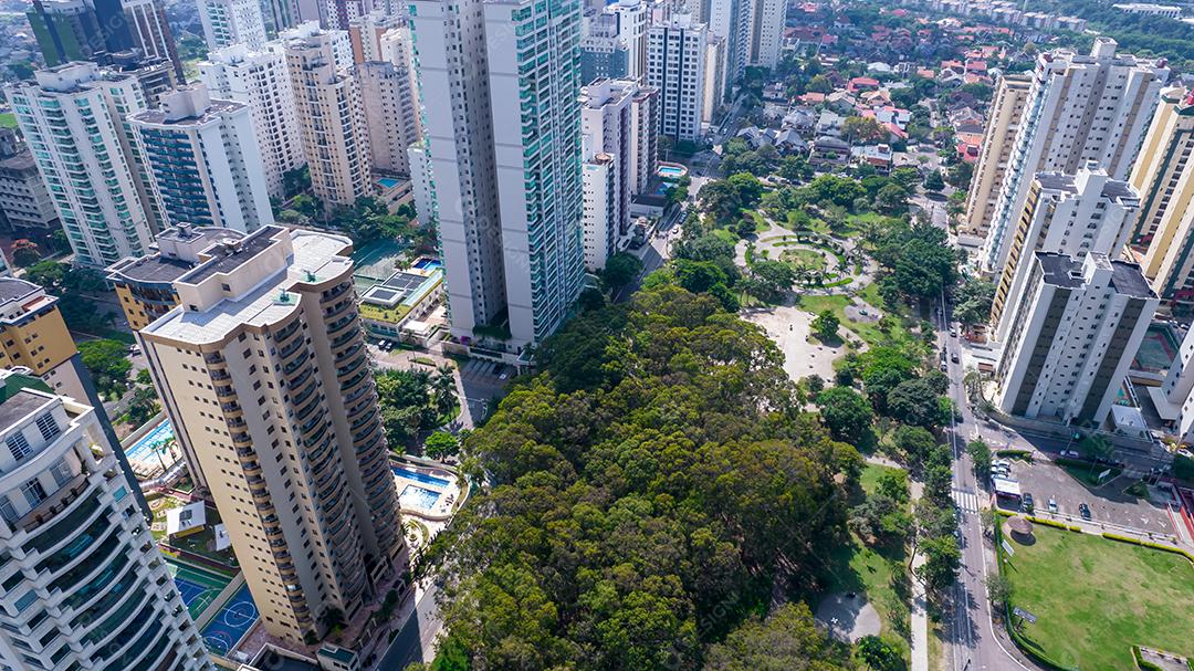 Vista aérea de São José dos Campos, São Paulo, Brasil. Praça Ulysses Guimaraes. Com prédios residenciais ao fundo.