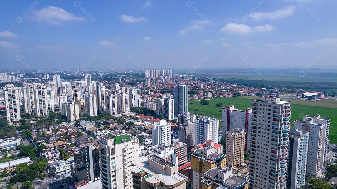 Vista aérea de São José dos Campos, São Paulo, Brasil. Praça Ulysses Guimaraes. Com prédios residenciais ao fundo.