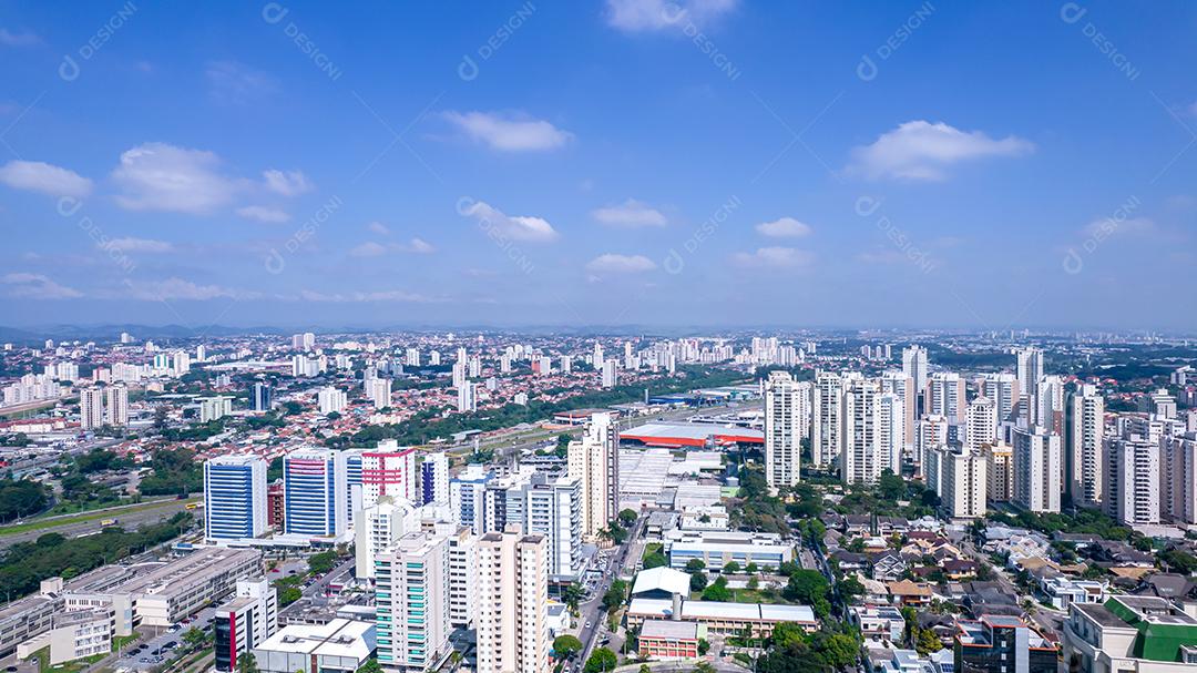 Vista aérea de São José dos Campos, São Paulo, Brasil. Praça Ulysses Guimaraes. Com prédios residenciais ao fundo.