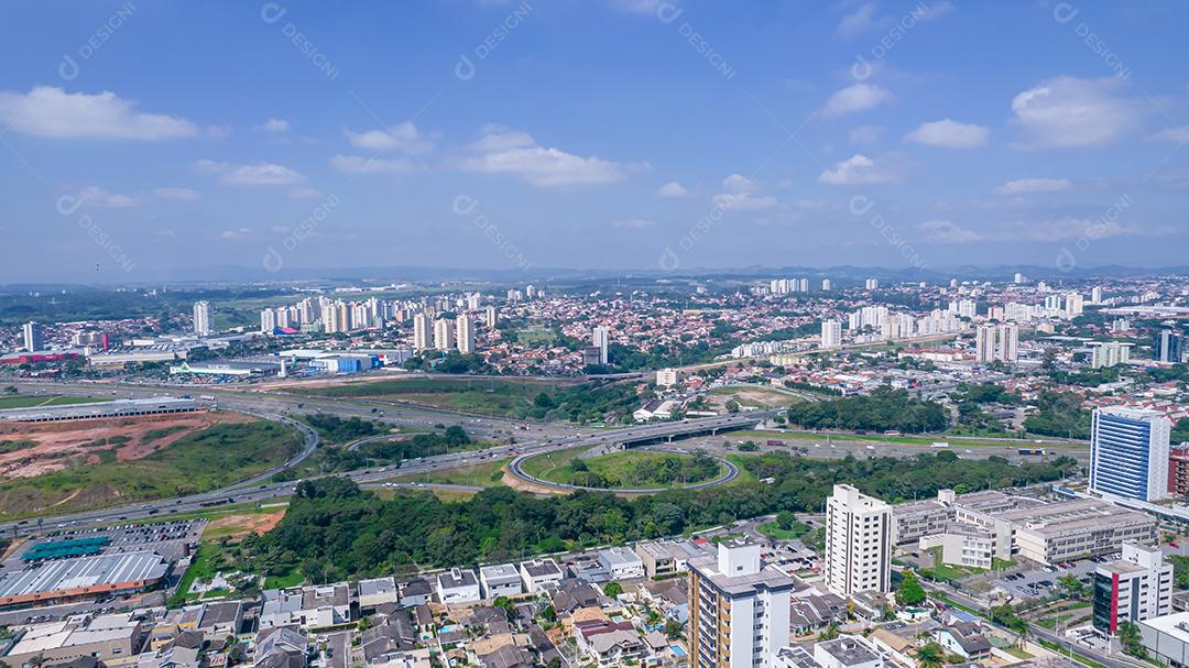 Vista aérea de São José dos Campos, São Paulo, Brasil. Praça Ulysses Guimaraes. Com prédios residenciais ao fundo.