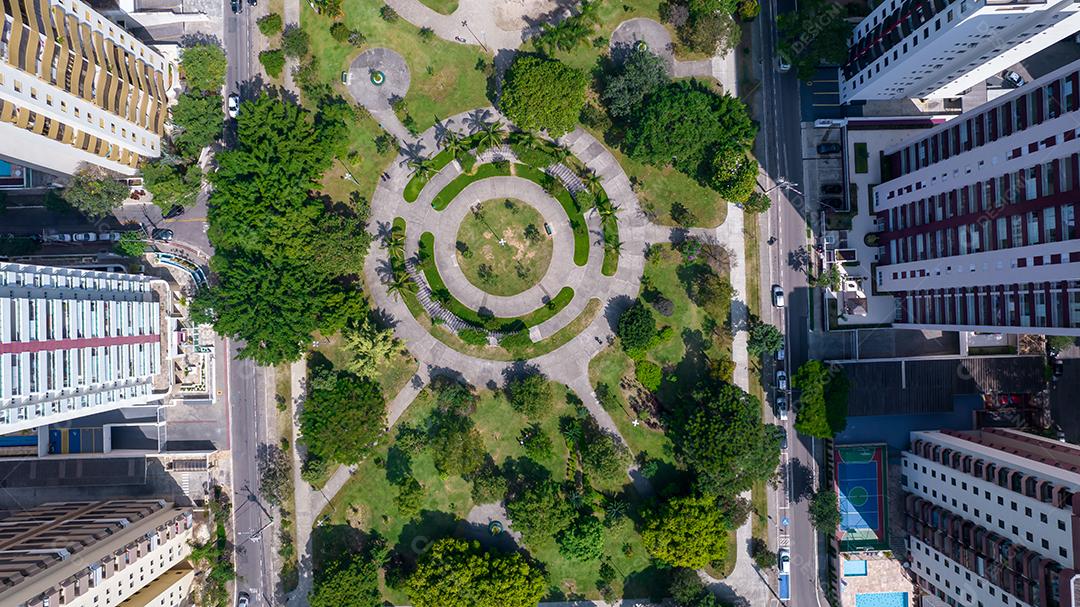Vista aérea de São José dos Campos, São Paulo, Brasil. Praça Ulysses Guimaraes. Com prédios residenciais ao fundo.
