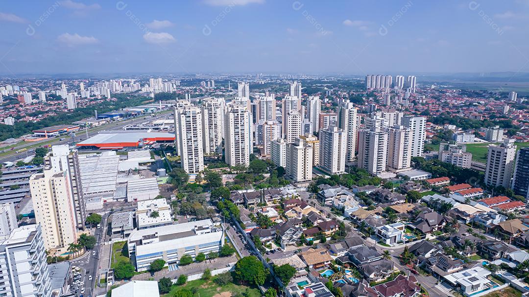Vista aérea de São José dos Campos, São Paulo, Brasil. Praça Ulysses Guimaraes. Com prédios residenciais ao fundo.