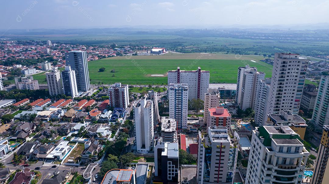 Vista aérea de São José dos Campos, São Paulo, Brasil. Praça Ulysses Guimaraes. Com prédios residenciais ao fundo.