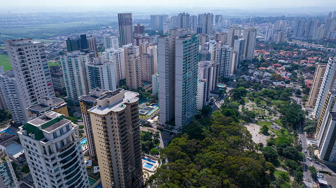 Vista aérea de São José dos Campos, São Paulo, Brasil. Praça Ulysses Guimaraes. Com prédios residenciais ao fundo.