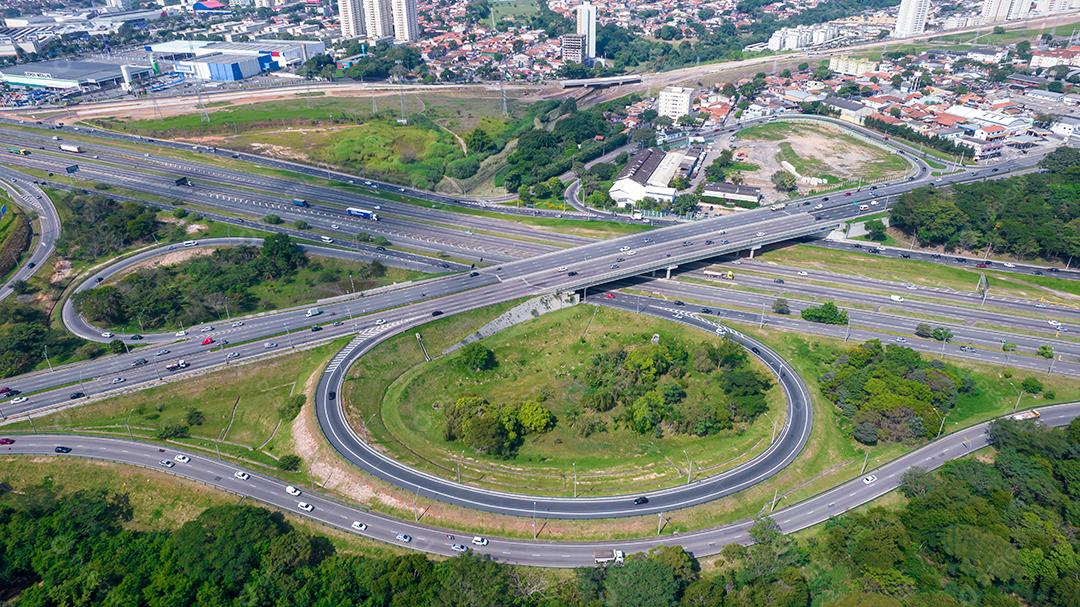 Vista aérea de São José dos Campos, São Paulo, Brasil. Praça Ulysses Guimaraes. Com prédios residenciais ao fundo.