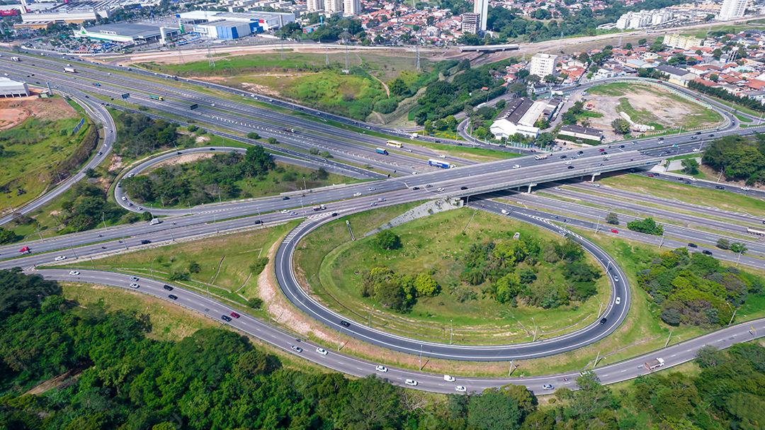 Vista aérea de São José dos Campos, São Paulo, Brasil. Praça Ulysses Guimaraes. Com prédios residenciais ao fundo.