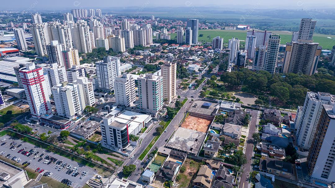 Vista aérea de São José dos Campos, São Paulo, Brasil. Praça Ulysses Guimaraes. Com prédios residenciais ao fundo.
