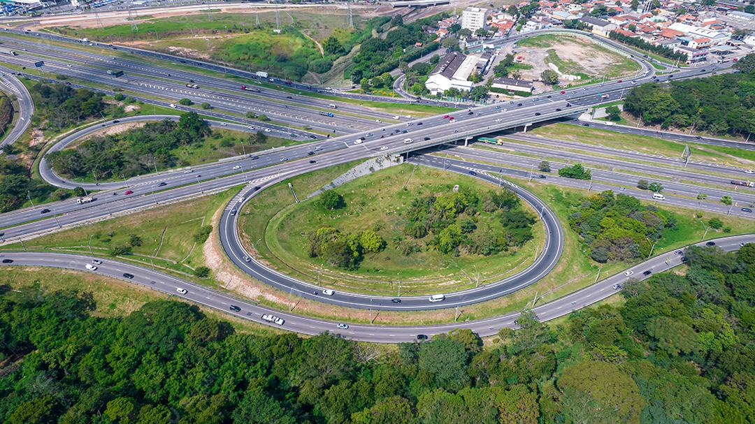 Vista aérea de São José dos Campos, São Paulo, Brasil. Praça Ulysses Guimaraes. Com prédios residenciais ao fundo.