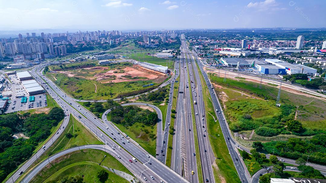 Vista aérea de São José dos Campos, São Paulo, Brasil. Praça Ulysses Guimaraes. Com prédios residenciais ao fundo.