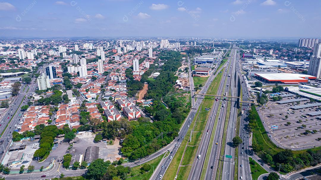 Vista aérea de São José dos Campos, São Paulo, Brasil. Praça Ulysses Guimaraes. Com prédios residenciais ao fundo.
