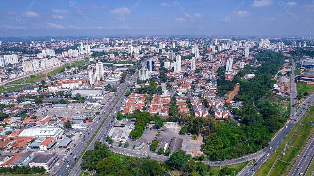 Vista aérea de São José dos Campos, São Paulo, Brasil. Praça Ulysses Guimaraes. Com prédios residenciais ao fundo.