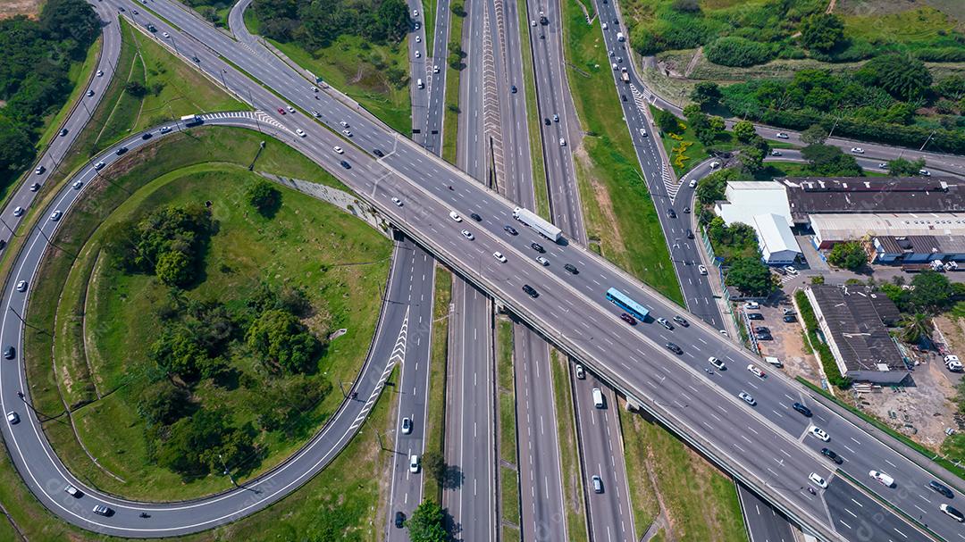 Vista aérea de São José dos Campos, São Paulo, Brasil. Praça Ulysses Guimaraes. Com prédios residenciais ao fundo.