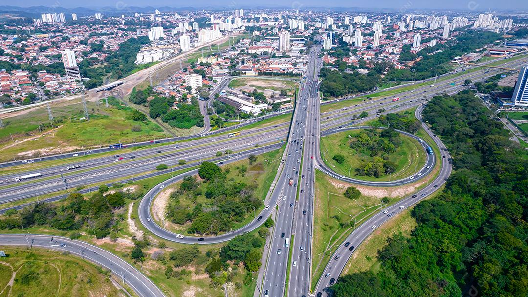 Vista aérea de São José dos Campos, São Paulo, Brasil. Praça Ulysses Guimaraes. Com prédios residenciais ao fundo.