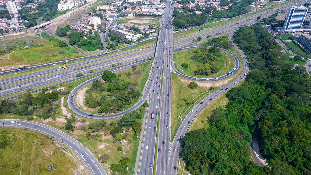 Vista aérea de São José dos Campos, São Paulo, Brasil. Praça Ulysses Guimaraes. Com prédios residenciais ao fundo.