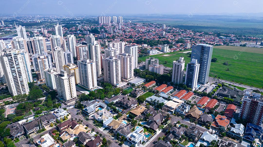 Vista aérea de São José dos Campos, São Paulo, Brasil. Praça Ulysses Guimaraes. Com prédios residenciais ao fundo.