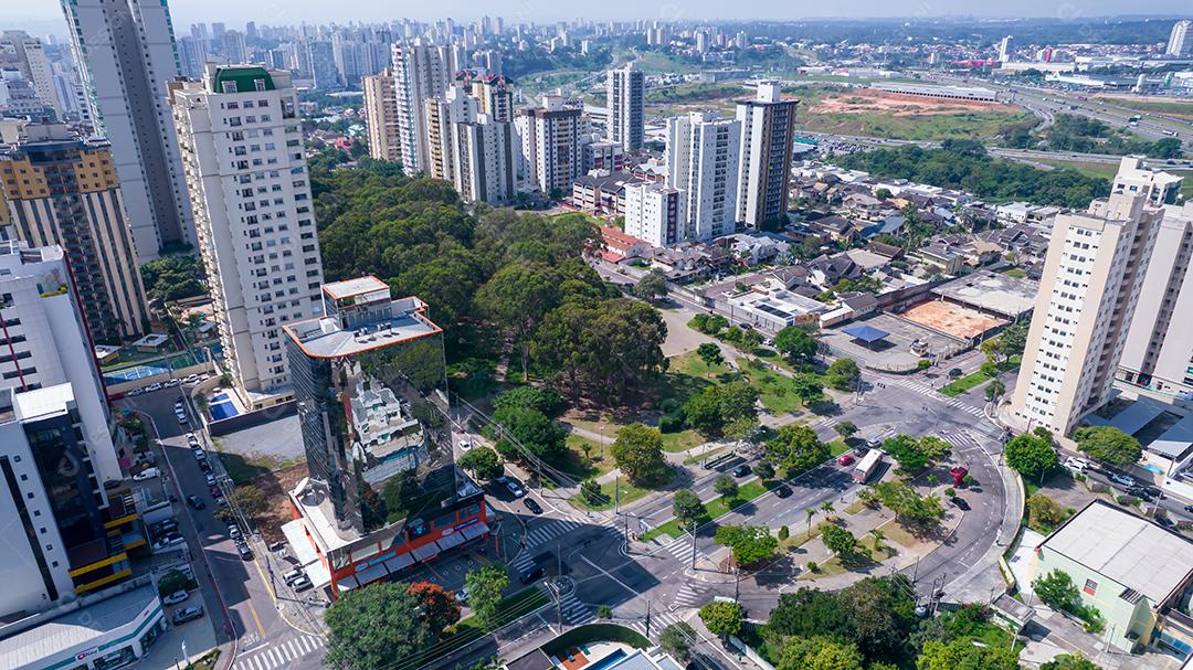 Vista aérea de São José dos Campos, São Paulo, Brasil. Praça Ulysses Guimaraes. Com prédios residenciais ao fundo.