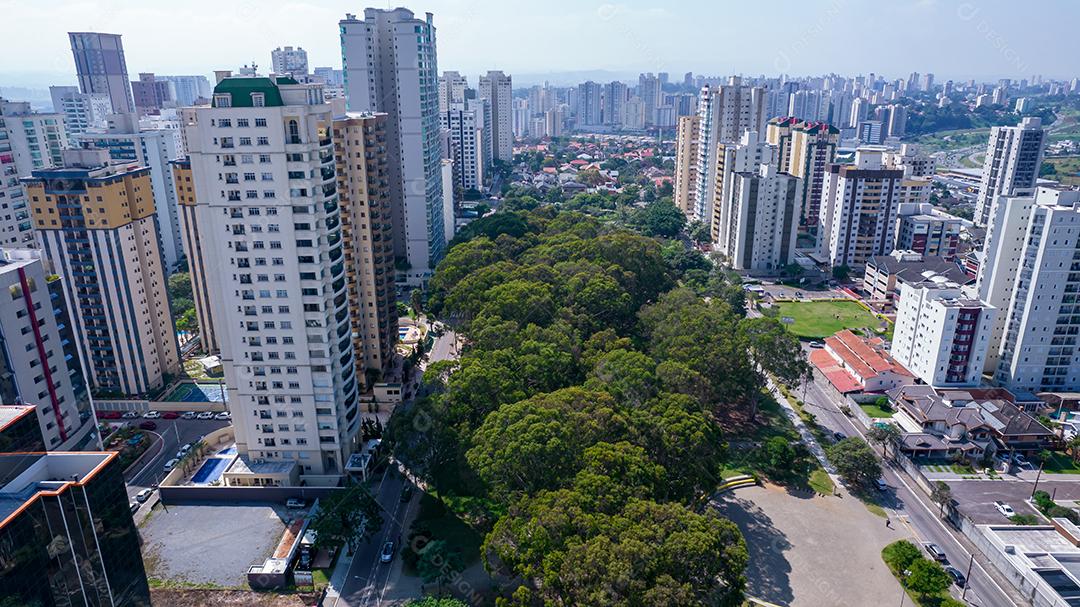 Vista aérea de São José dos Campos, São Paulo, Brasil. Praça Ulysses Guimaraes. Com prédios residenciais ao fundo.