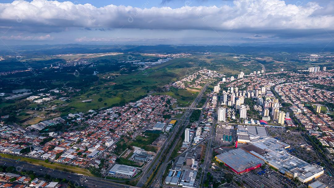 Vista aérea da cidade de São José dos Campos, São Paulo, Brasil. Prédios residenciais e árvores nas ruas.