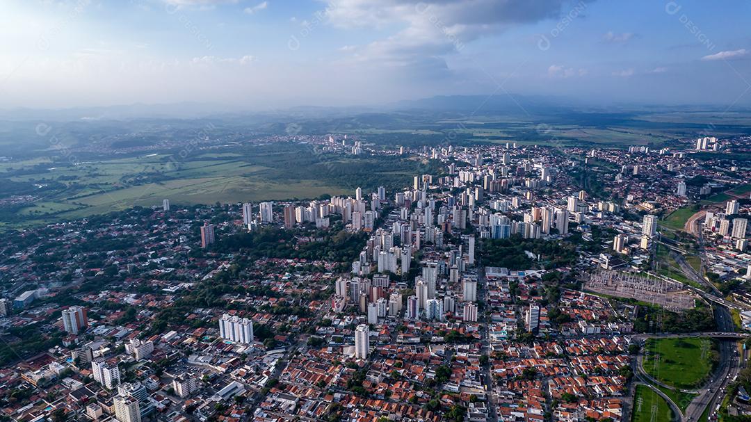 Vista aérea de São José dos Campos, São Paulo, Brasil. Praça Ulysses Guimaraes. Com prédios residenciais ao fundo.