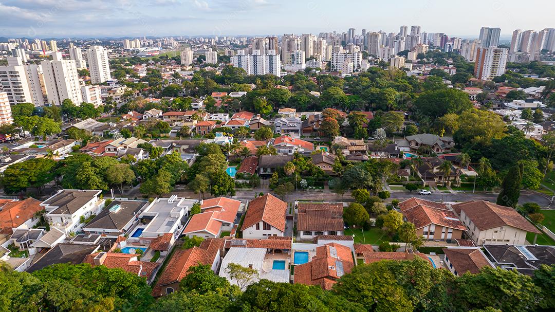 Vista aérea do Parque Vicentina Aranha, Capela Sagrado Coração de Jesus, antigo sanatório transformado em parque municipal.