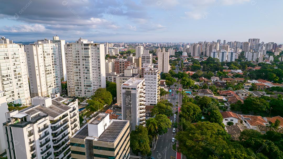 Vista aérea de São José dos Campos, São Paulo, Brasil. arranha-céus ao fundo.