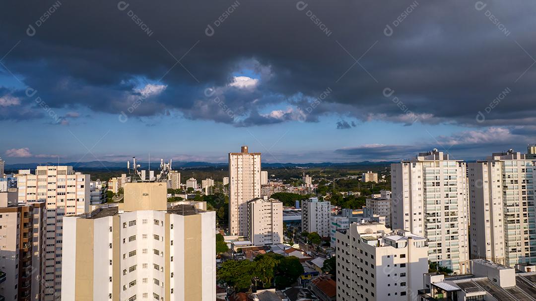 Vista aérea do Parque Vicentina Aranha, Capela Sagrado Coração de Jesus, antigo sanatório transformado em parque municipal.